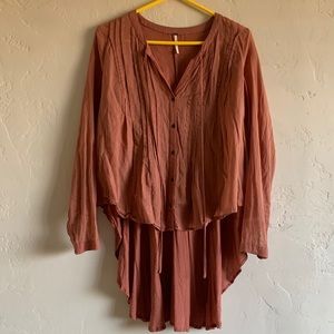 ✨FINAL MARKDOWN/CLOSET CLEAR-OUT Free People Top with high/low hem
